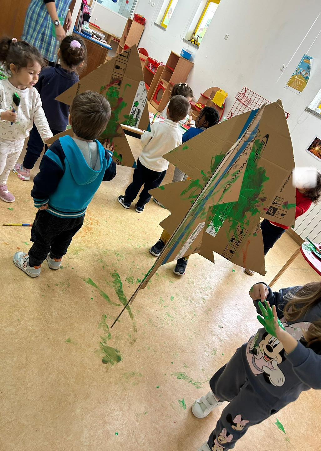 Crianças a pintar no pré-escolar