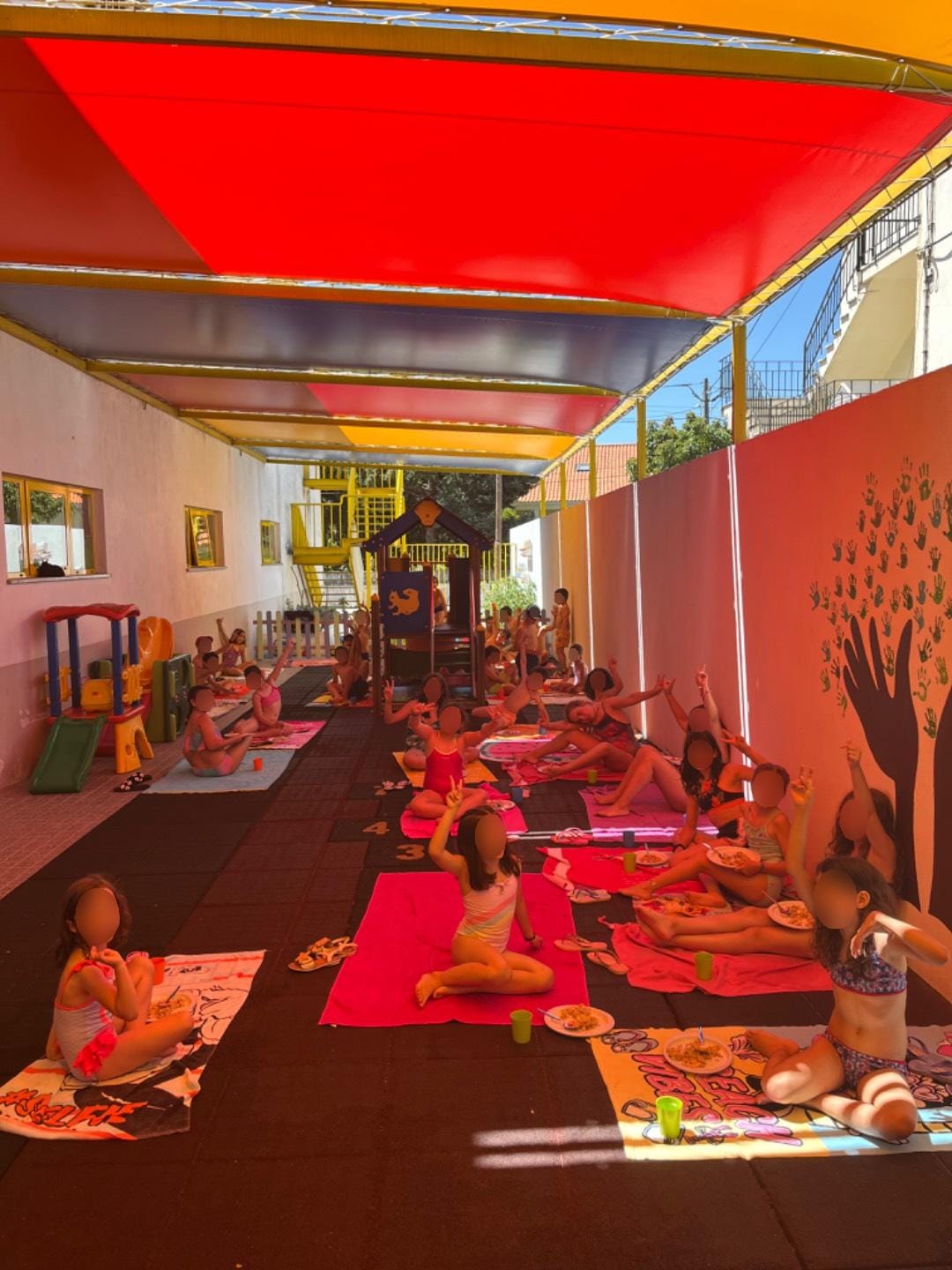 Sala luminosa com crianças