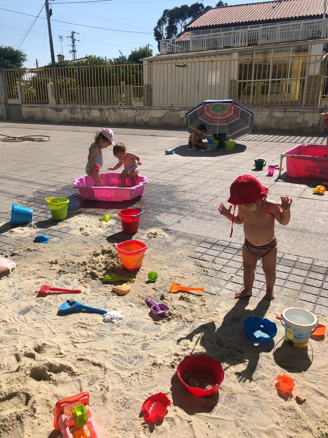Crianças a brincar ao ar livre no campo de férias